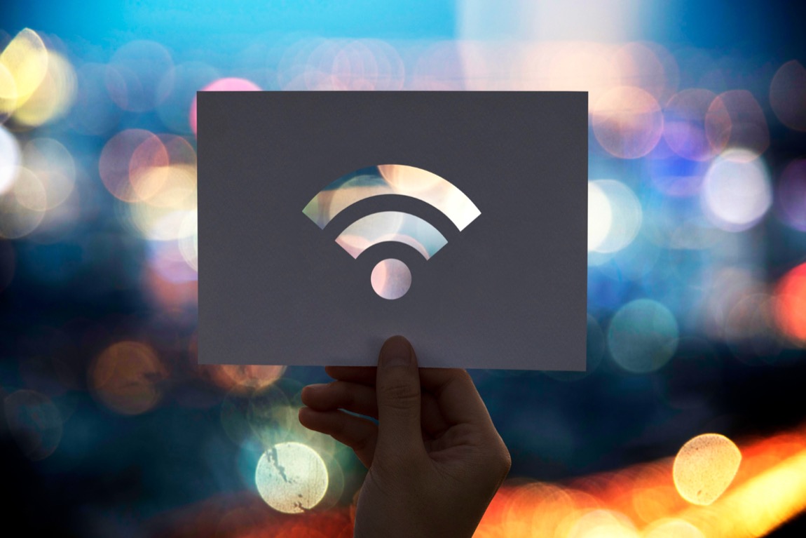 Wi-Fi 7 w biurze: Dlaczego funkcja MLO zrywa połączenia ze starymi drukarkami i systemem CCTV